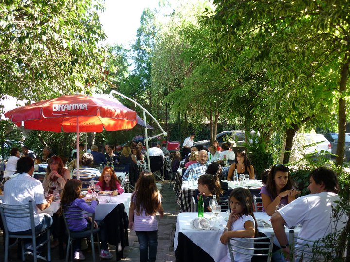 Mesas al aire libre en el jardín de Tío Loco