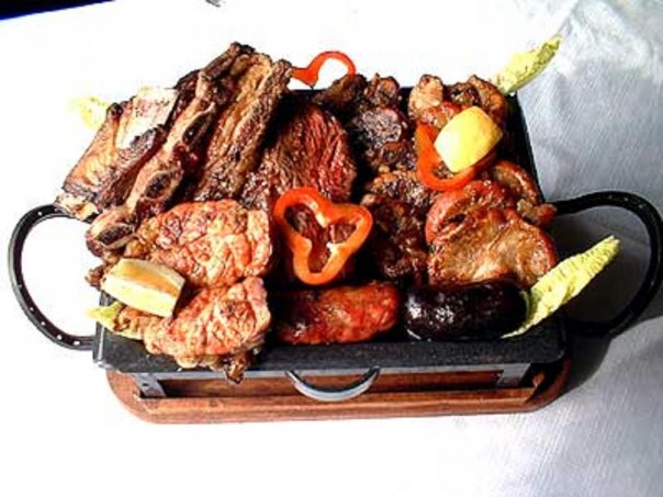 Parrillada servida en brasero